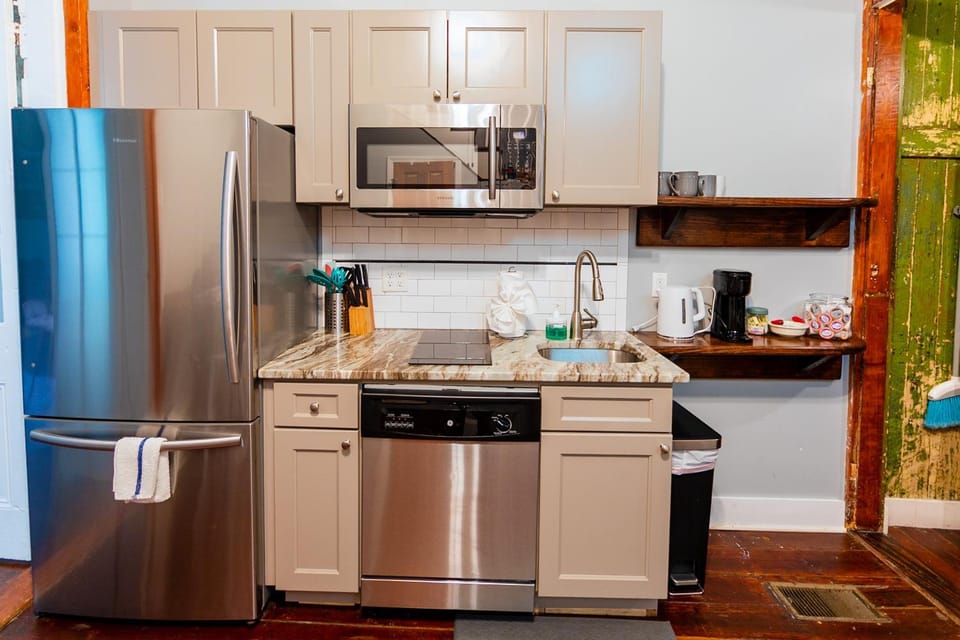 Coffee/tea facilities, Kitchen or kitchenette, stove