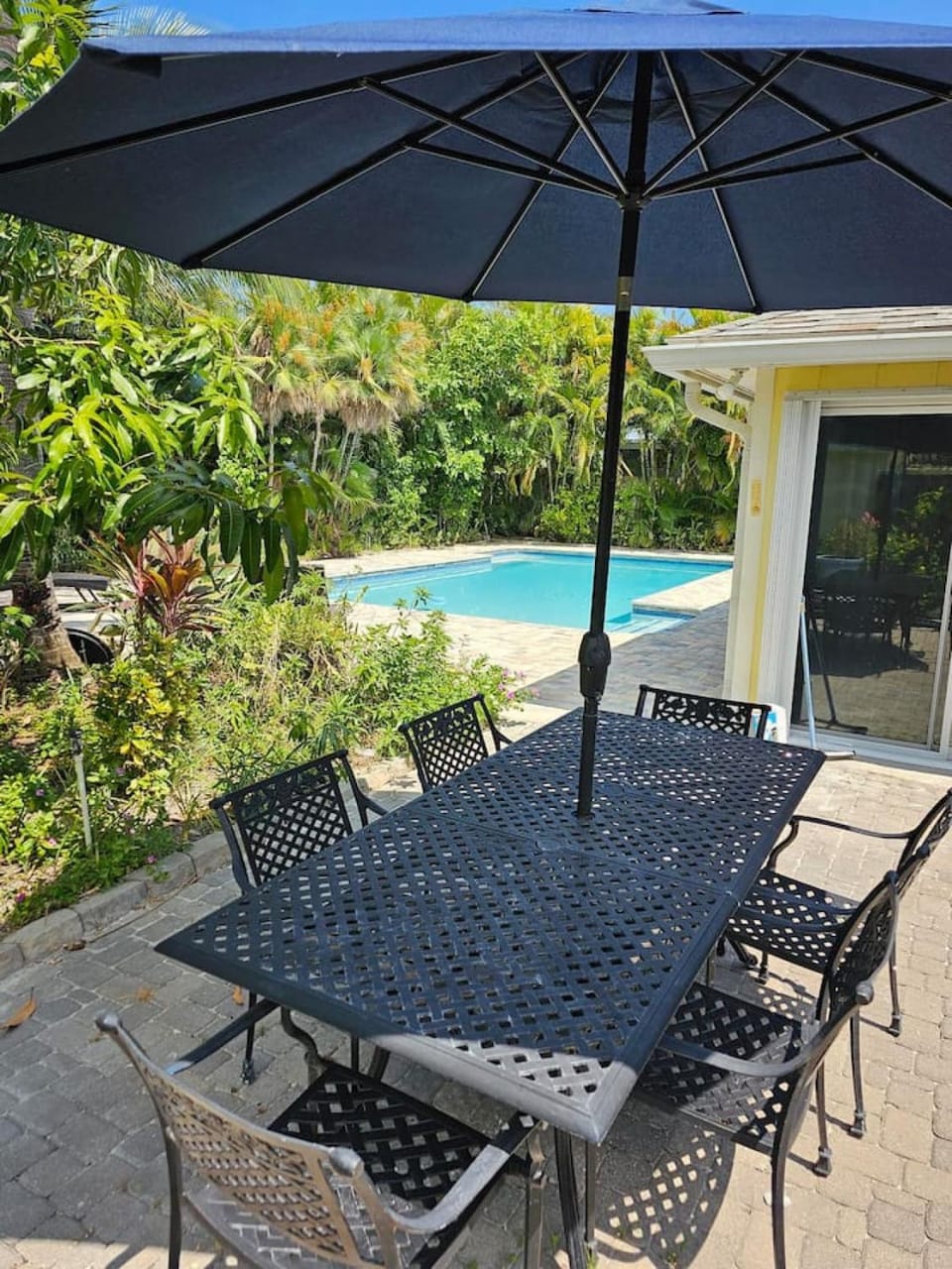Thumb Point Oasis w Heated Pool walk to beach House in Fort Pierce