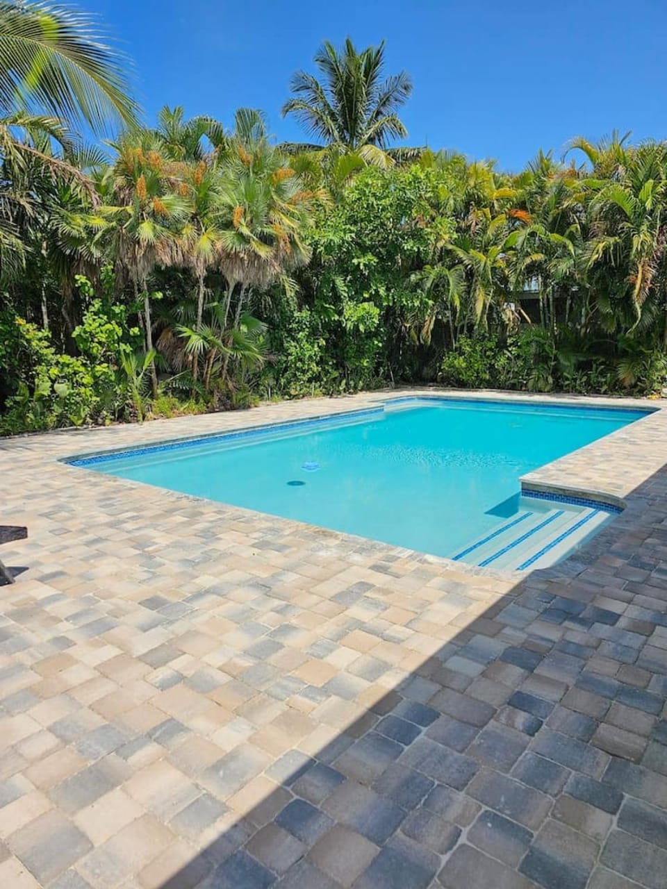 Thumb Point Oasis w Heated Pool walk to beach House in Fort Pierce