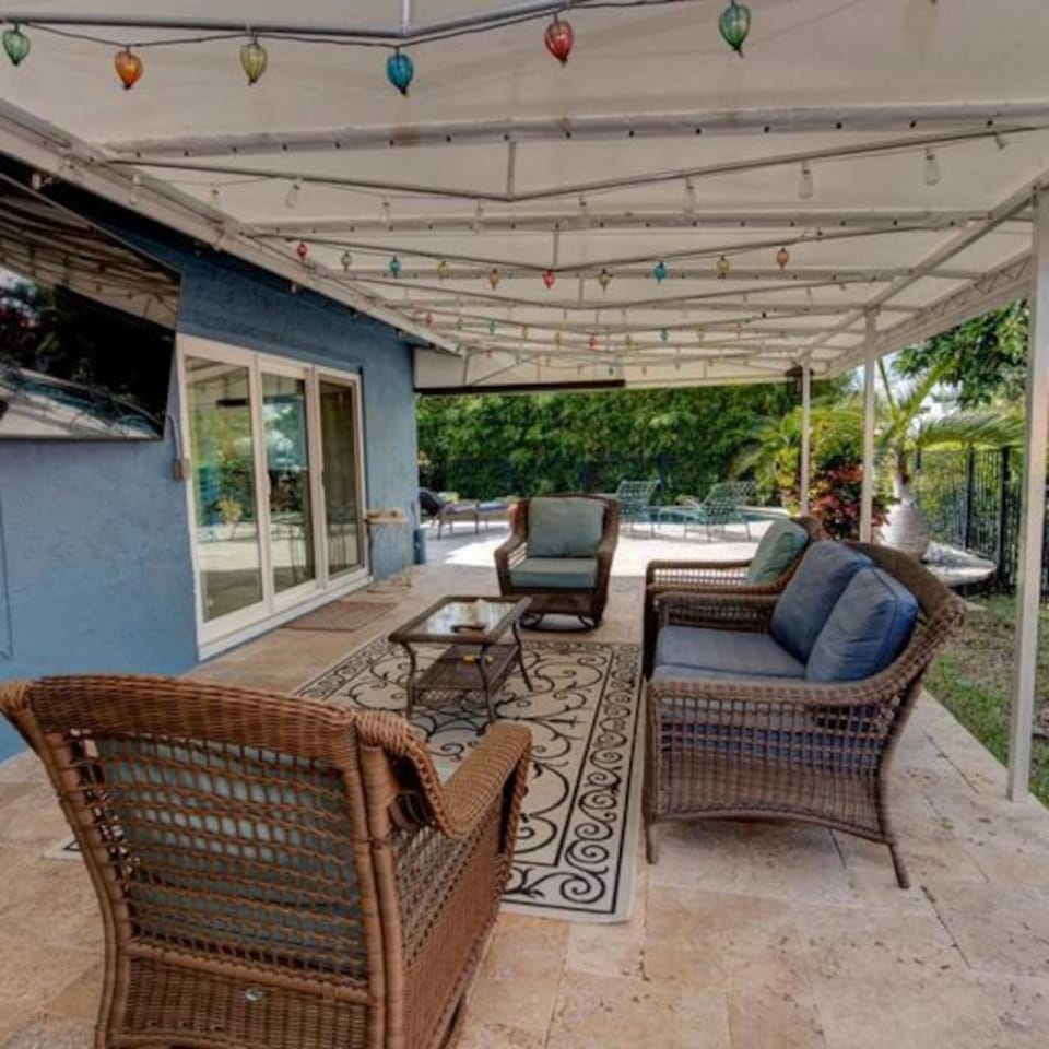 Blue Heaven in the Heart of Stuart Heat salt pool House in Stuart