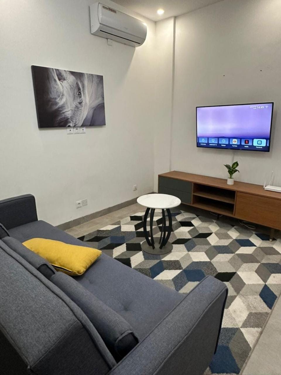 TV and multimedia, Living room, Seating area, air conditioner