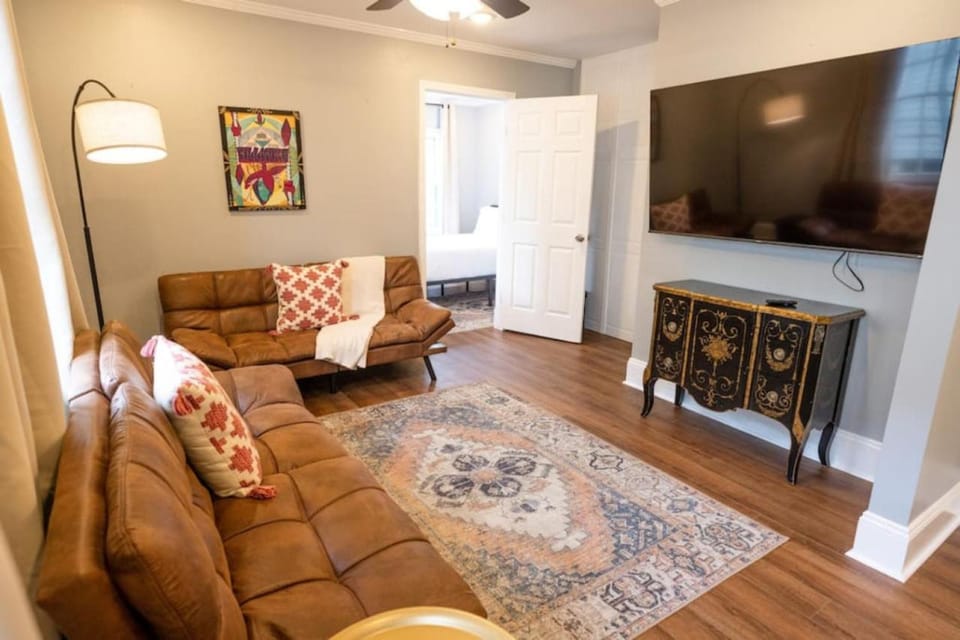 Communal lounge/ TV room, TV and multimedia, Living room, Seating area