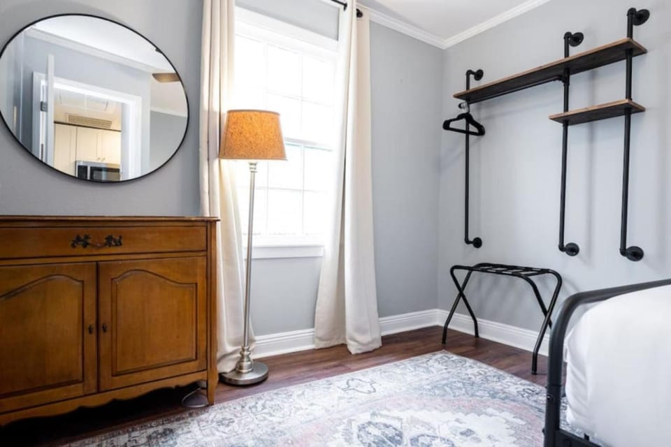 Photo of the whole room, Bedroom, wardrobe