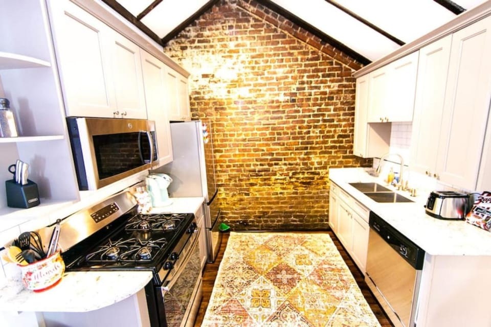 Coffee/tea facilities, Kitchen or kitchenette, oven, stove