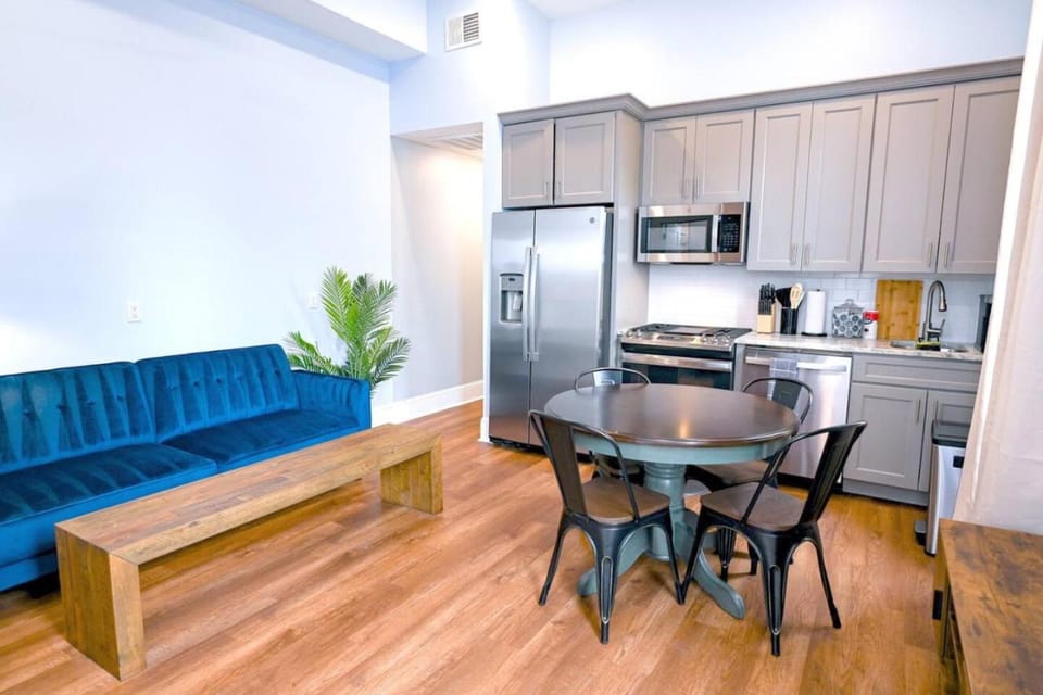 Coffee/tea facilities, Kitchen or kitchenette, Living room, Seating area, Dining area, oven, stove