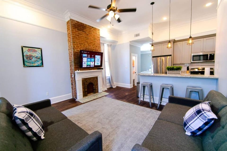 TV and multimedia, Kitchen or kitchenette, Living room, Seating area, Dining area, stove