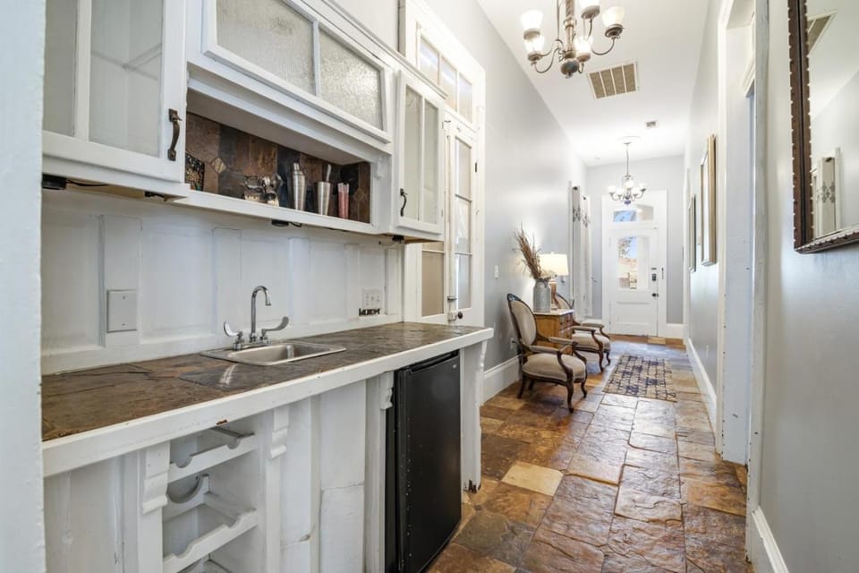 Governors Mansion 5 bedroom-3 bath House in New Orleans