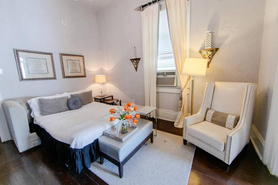Bed, Seating area, Bedroom