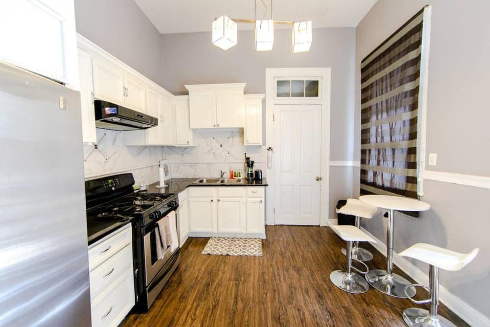 Kitchen or kitchenette, Dining area, oven, toaster