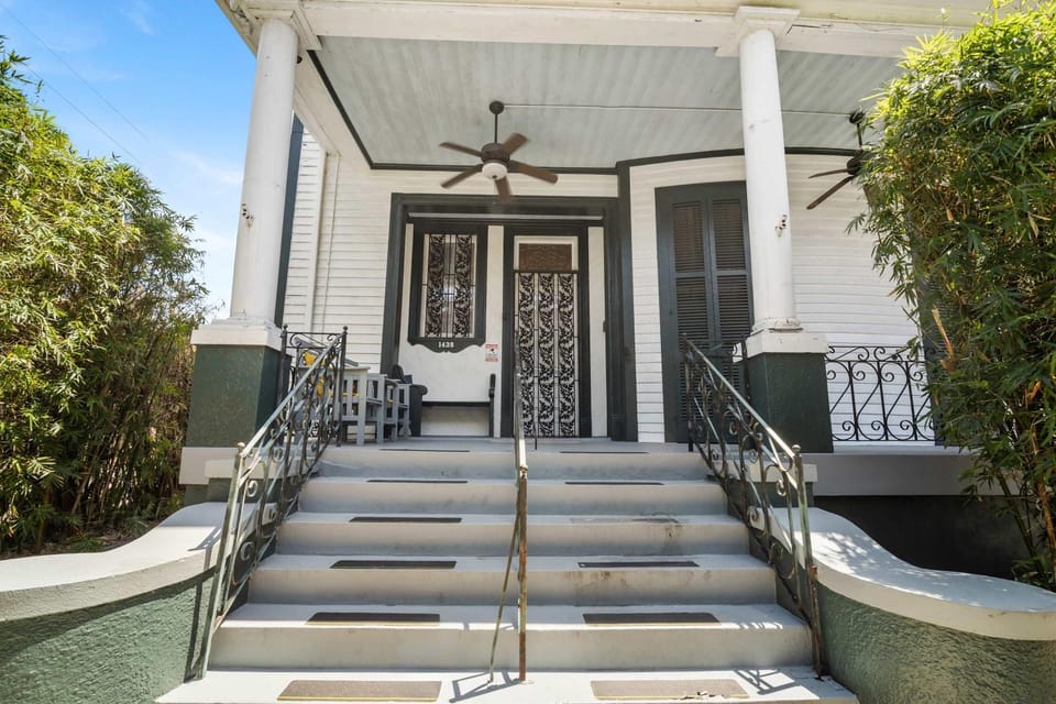 Claiborne Historic Getaways Guest House-economy rear unit With Pool House in New Orleans