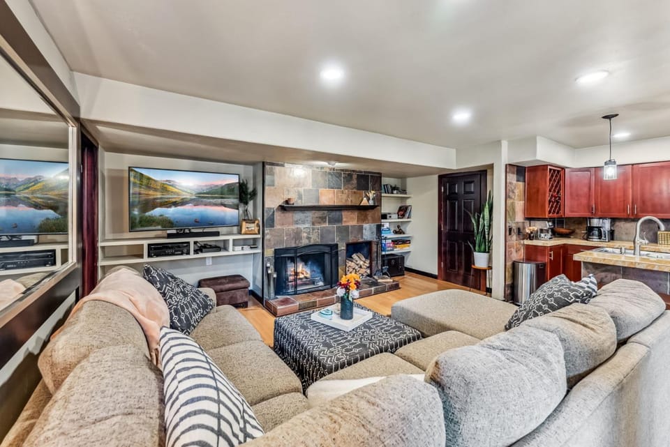 3 Bedroom With Amenities in West Keystone, Short And Easy Free Bus to Mountain Base Apartment in Keystone