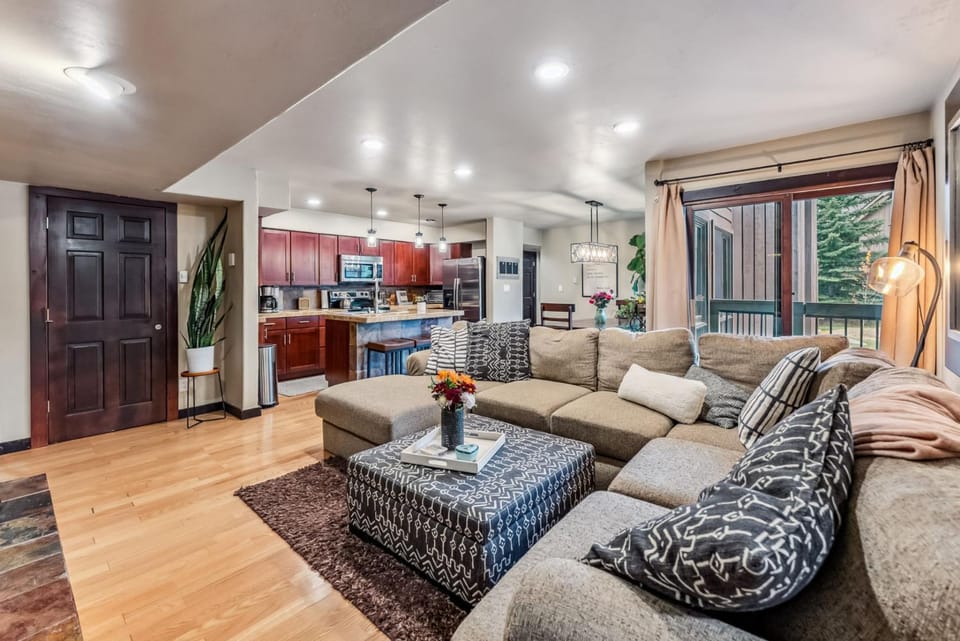 3 Bedroom With Amenities in West Keystone, Short And Easy Free Bus to Mountain Base Apartment in Keystone