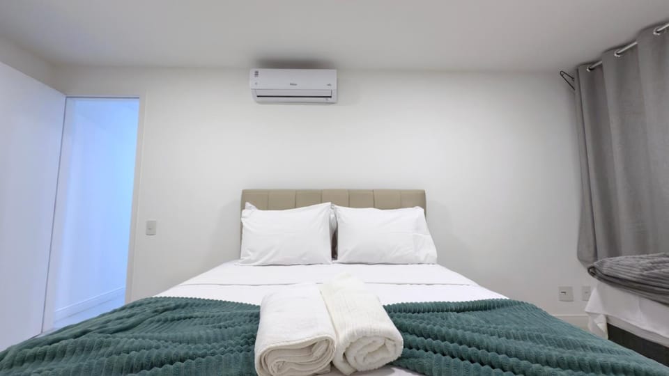 Bed, TV and multimedia, Photo of the whole room, Bedroom, towels, air conditioner