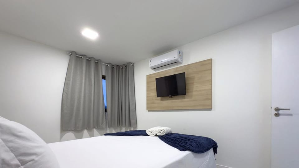 Bed, TV and multimedia, Photo of the whole room, Bedroom, towels, air conditioner