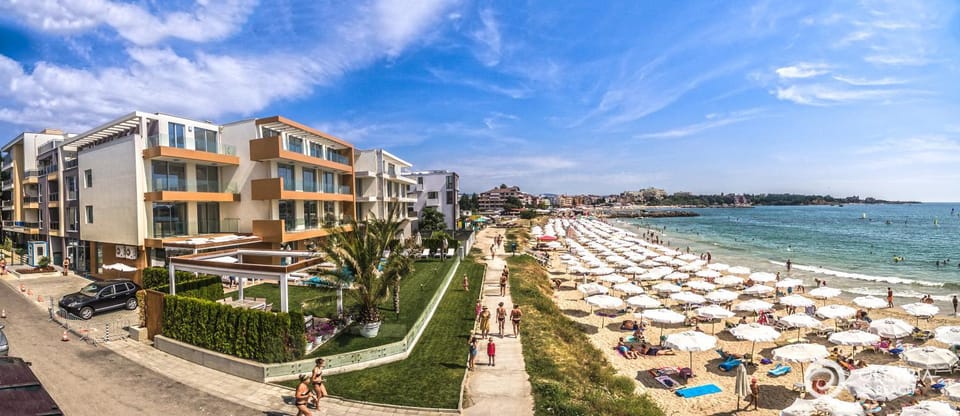 Property building, Beach, Location