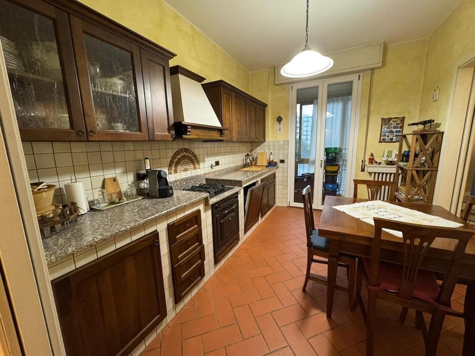 Coffee/tea facilities, Kitchen or kitchenette, Dining area, dishwasher, oven, stove