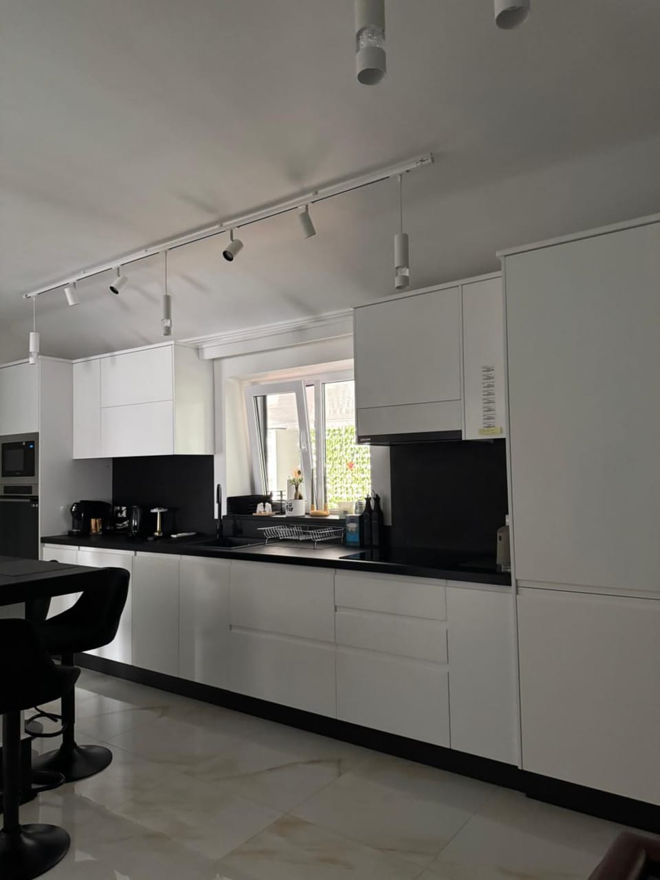 Kitchen or kitchenette, minibar