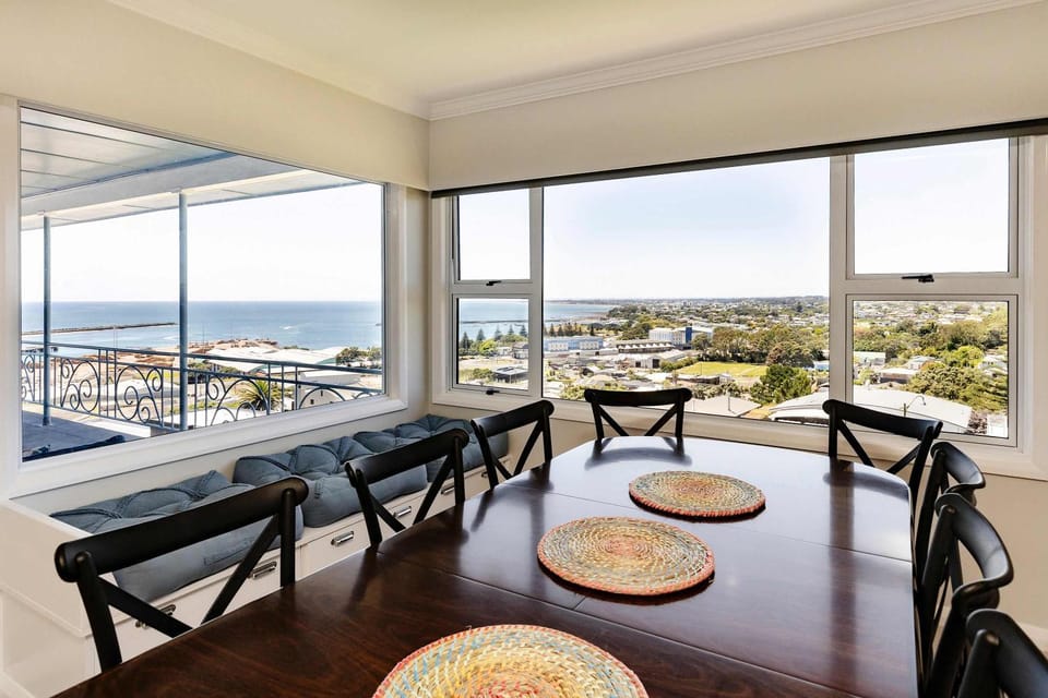 Ngamotu Vista - 5BR home with harbour views House in New Plymouth