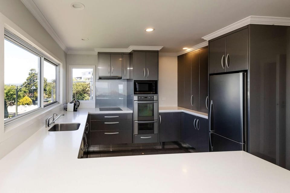 Ngamotu Vista - 5BR home with harbour views House in New Plymouth