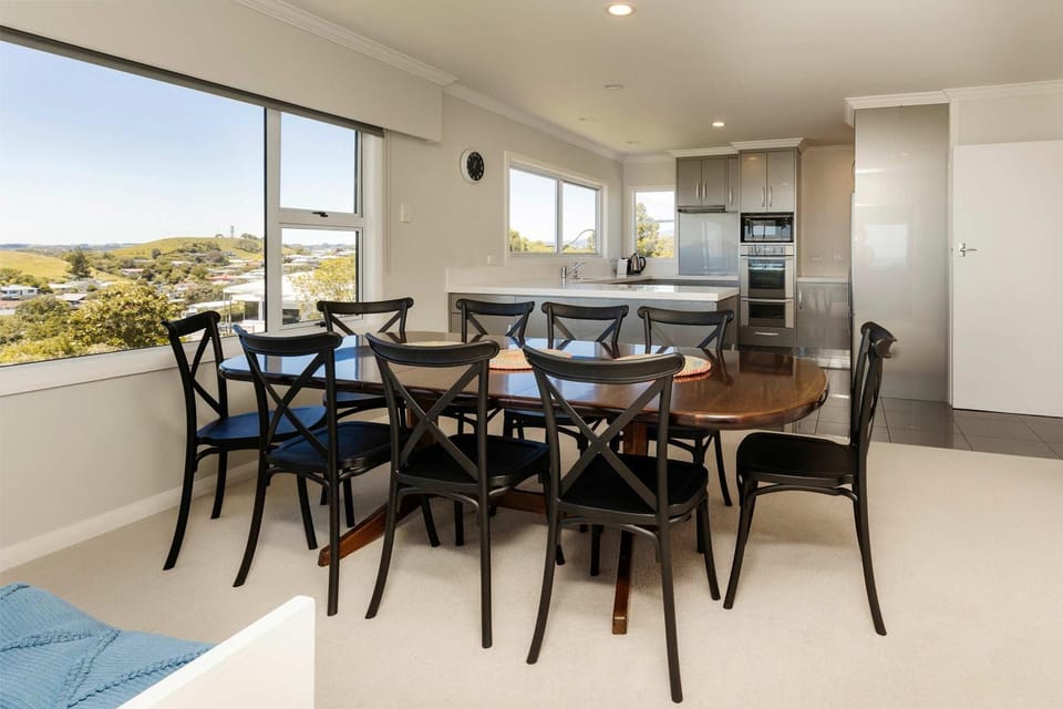 Ngamotu Vista - 5BR home with harbour views House in New Plymouth