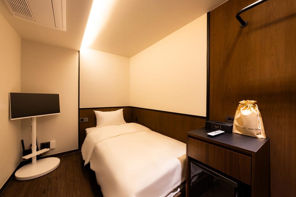 TV and multimedia, Decorative detail, Bedroom, air conditioner