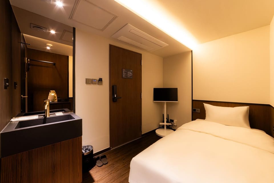 Bed, TV and multimedia, Decorative detail, Bedroom, air conditioner