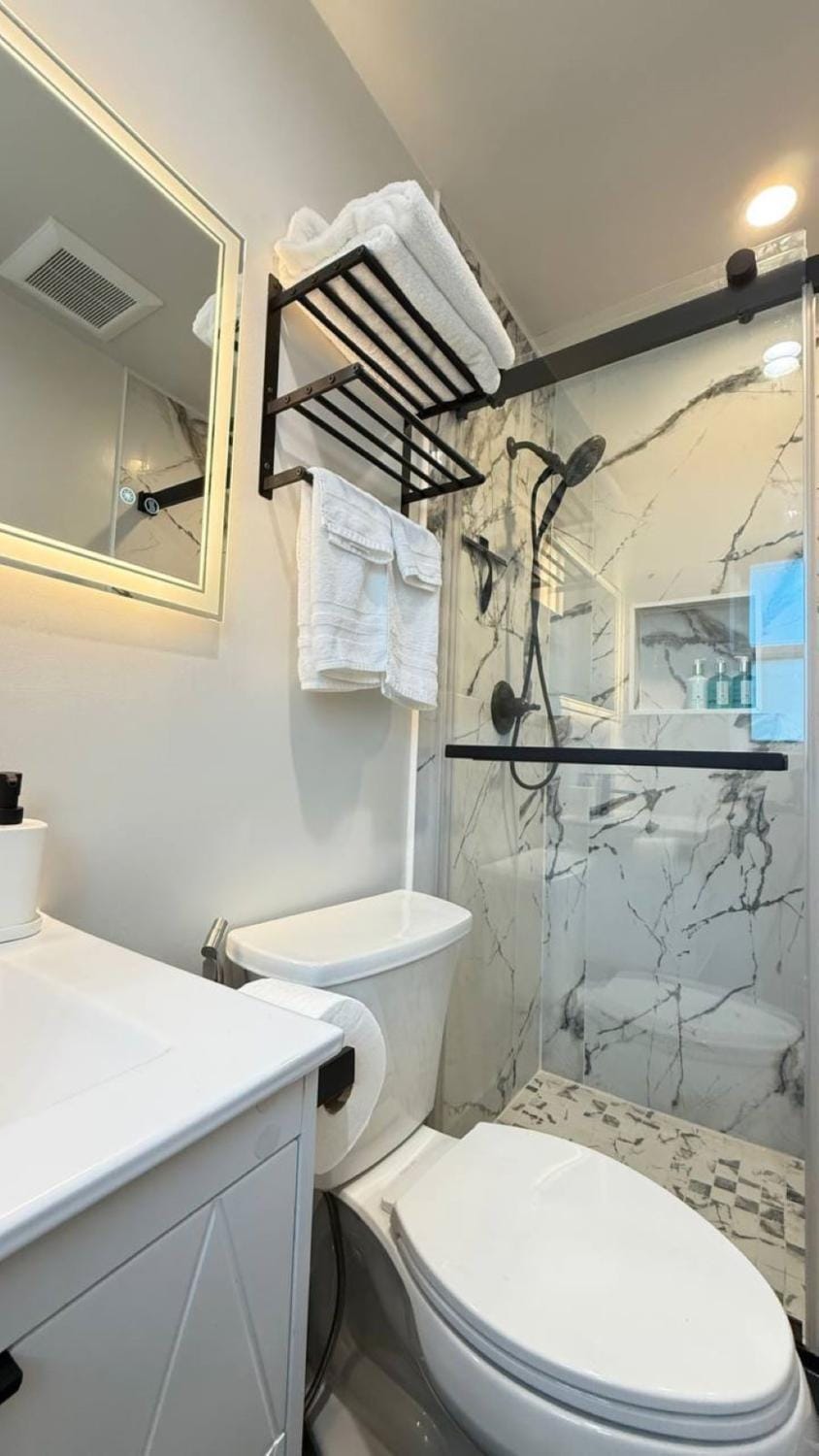Shower, Toilet, Bathroom, towels