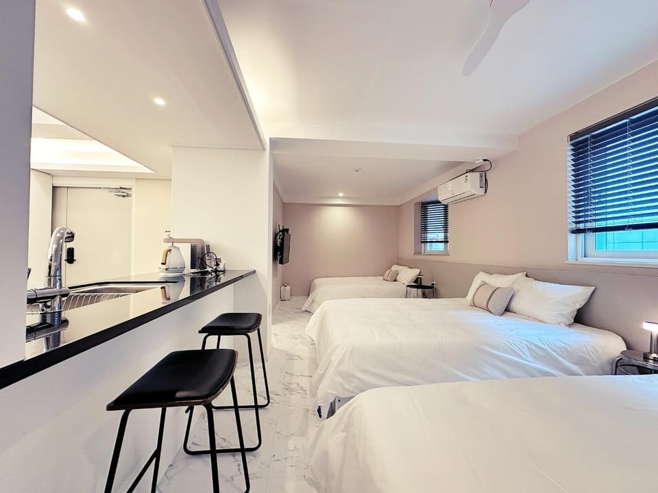 Bed, TV and multimedia, Kitchen or kitchenette, Photo of the whole room, Bedroom, minibar, air conditioner