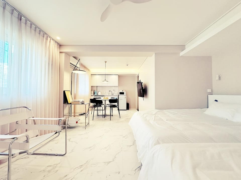 Kitchen or kitchenette, Photo of the whole room, Seating area, Dining area, Bedroom
