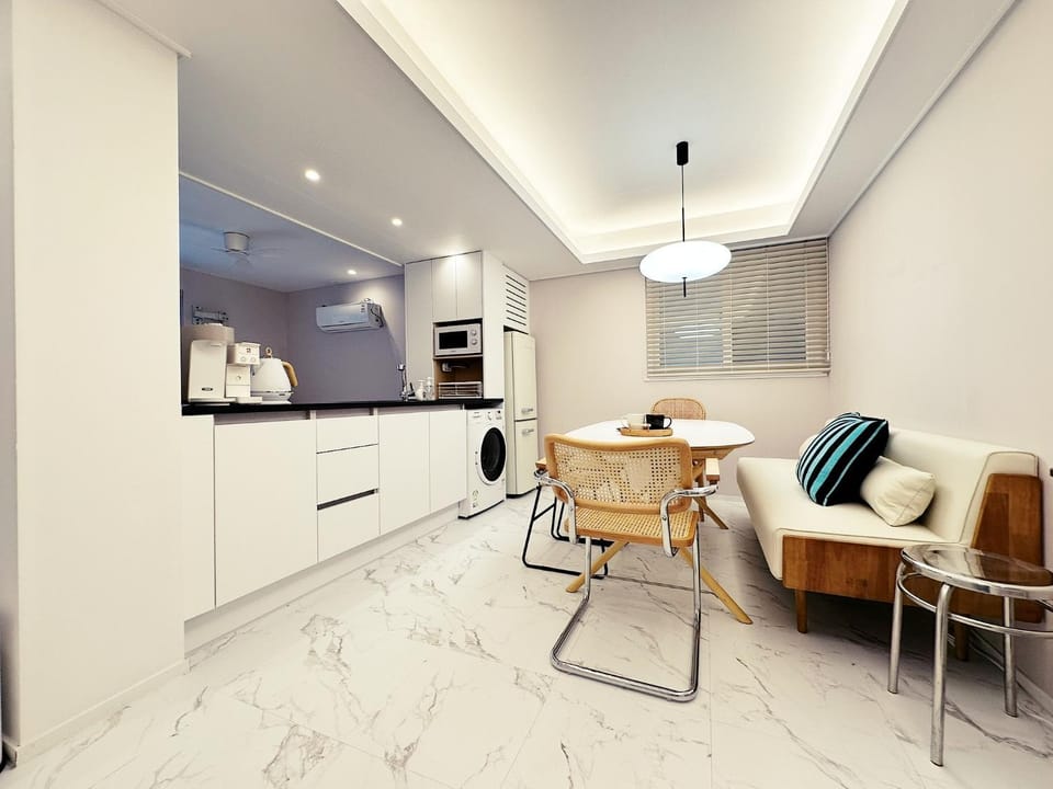 Coffee/tea facilities, Kitchen or kitchenette, Living room, Seating area, Dining area, microwave, minibar, washing machine, dryer