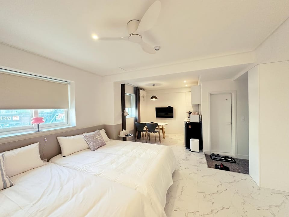 Bed, TV and multimedia, Photo of the whole room, Dining area, Bedroom