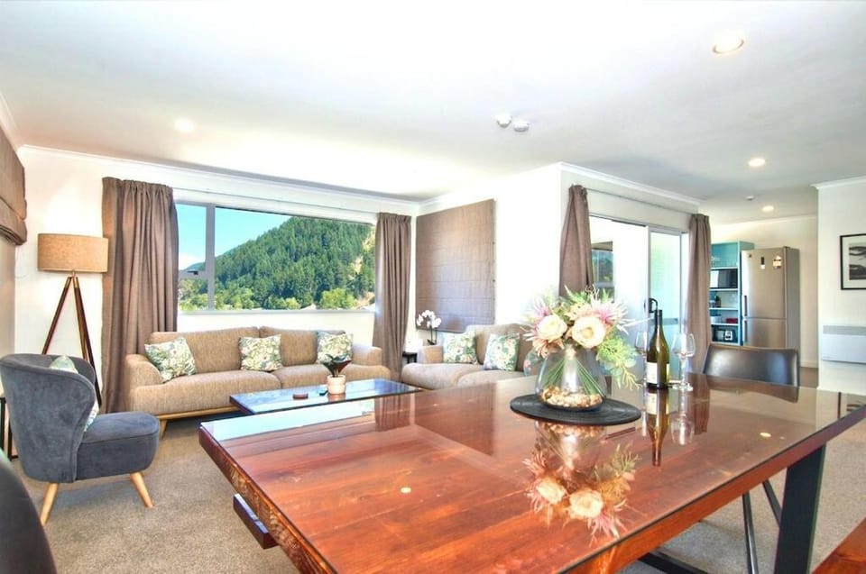Panoramic Views! Luxurious Townhouse in the Absolute Centre of Queenstown House in Queenstown