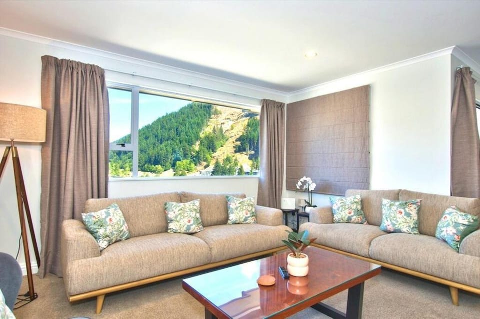 Panoramic Views! Luxurious Townhouse in the Absolute Centre of Queenstown House in Queenstown