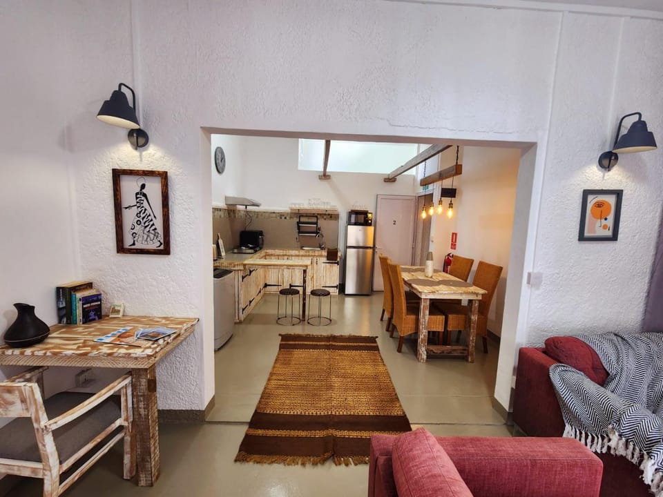 Property building, Kitchen or kitchenette, Living room, Seating area, Dining area, oven