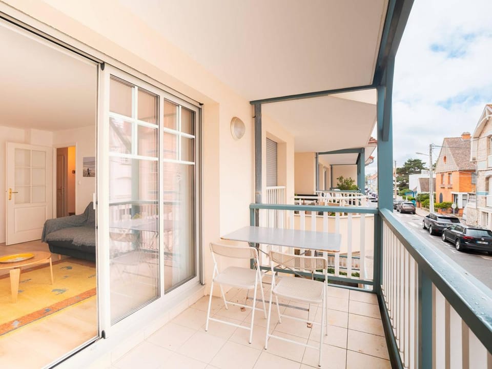 Appartement Centre-Ville avec Terrasse Wifi - FR-1-821-24 Apartment in Hauts-de-France