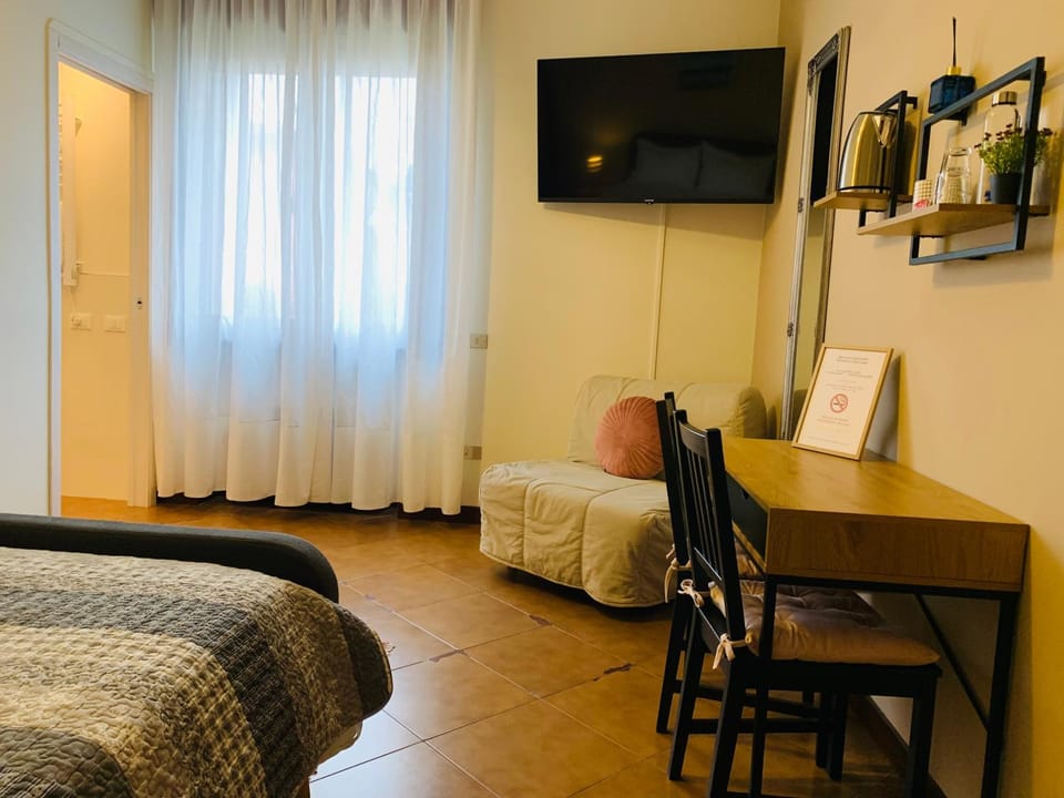 Bed, TV and multimedia, Photo of the whole room, Bedroom