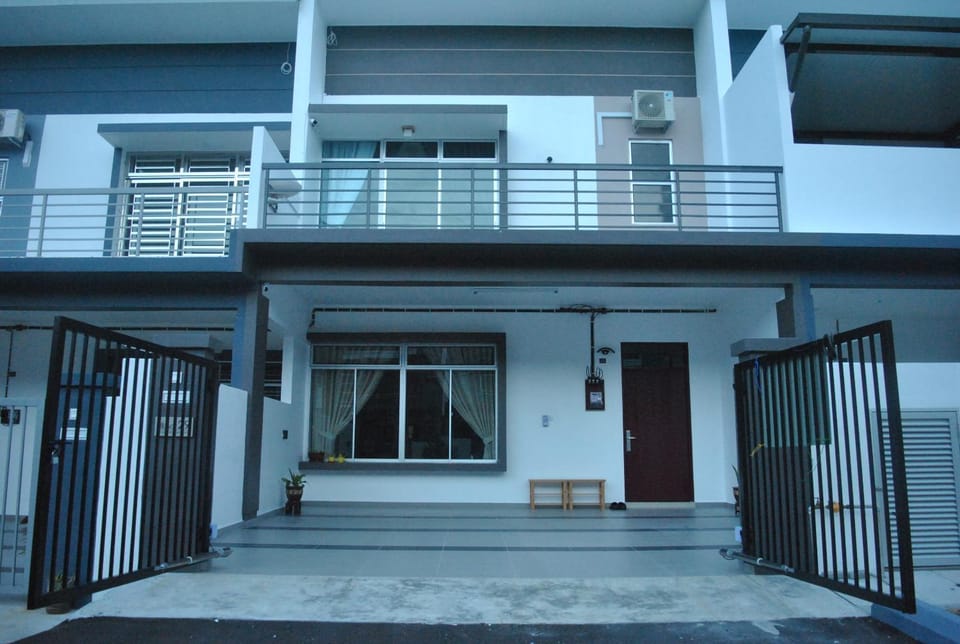 Facade/entrance, Day, Balcony/Terrace