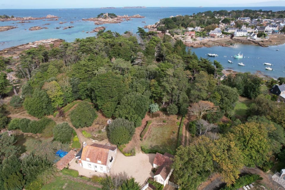 La maison de la plage à 6 House in Trégastel