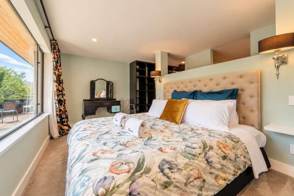 2BR Stay with Fireplace Hot Tub BBQ - Tasman House in Lake Tekapo