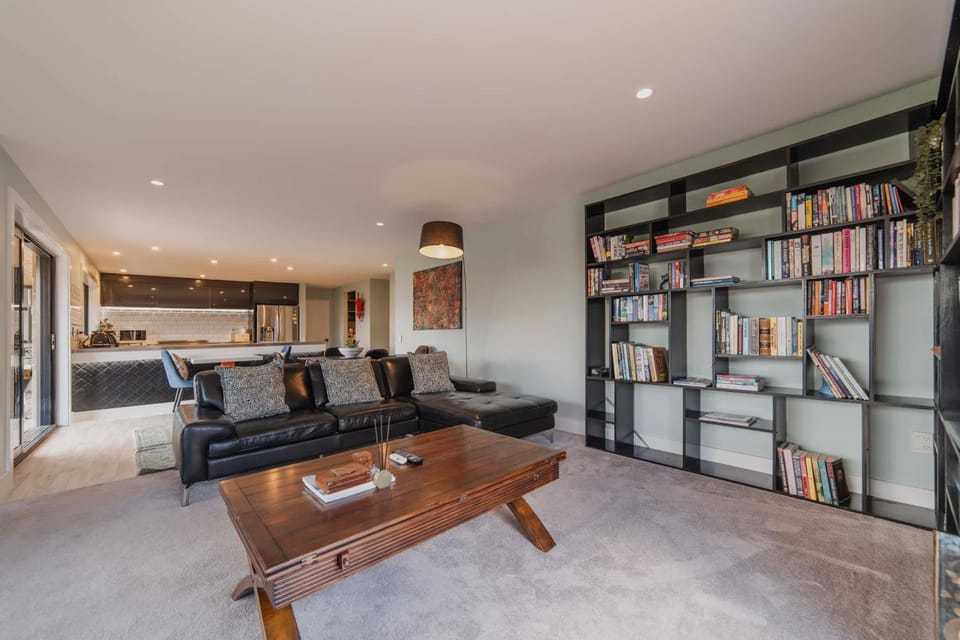 2BR Stay with Fireplace Hot Tub BBQ - Tasman House in Lake Tekapo