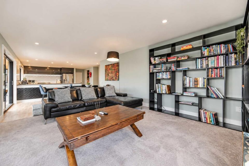 2BR Stay with Fireplace Hot Tub BBQ - Tasman House in Lake Tekapo