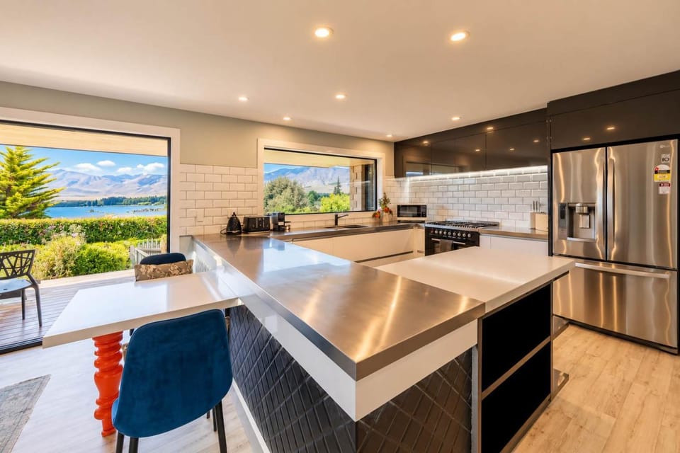 2BR Stay with Fireplace Hot Tub BBQ - Tasman House in Lake Tekapo