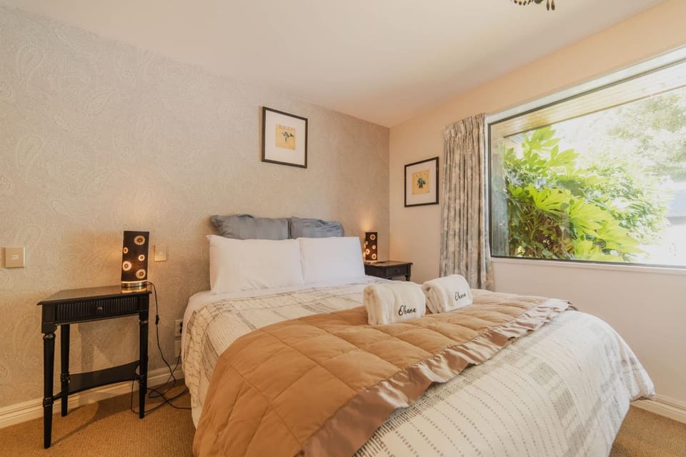 2BR Stay with Fireplace Hot Tub BBQ - Tasman House in Lake Tekapo