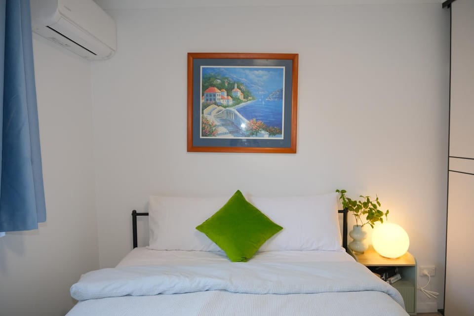 A2 Airport 2BR Haven - Garden & Parking House in Perth