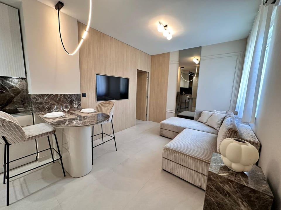 TV and multimedia, Living room, Seating area, Dining area