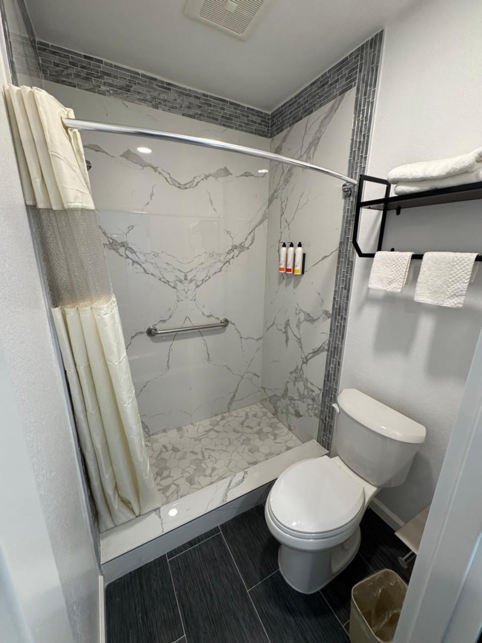 Shower, Toilet, towels