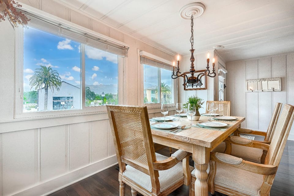 View (from property/room), Seating area, Dining area, Mountain view, Street view