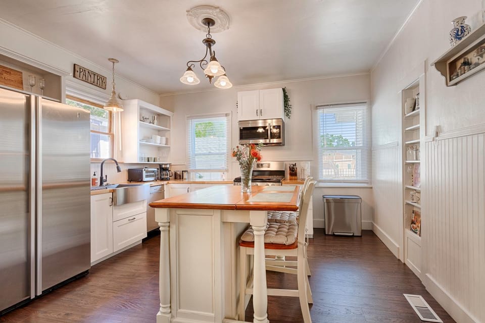 Coffee/tea facilities, Kitchen or kitchenette, Dining area, dishwasher, microwave, oven, stove, toaster, kitchen