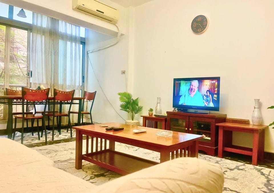 Communal lounge/ TV room, TV and multimedia, Living room, Seating area, Evening entertainment, air conditioner