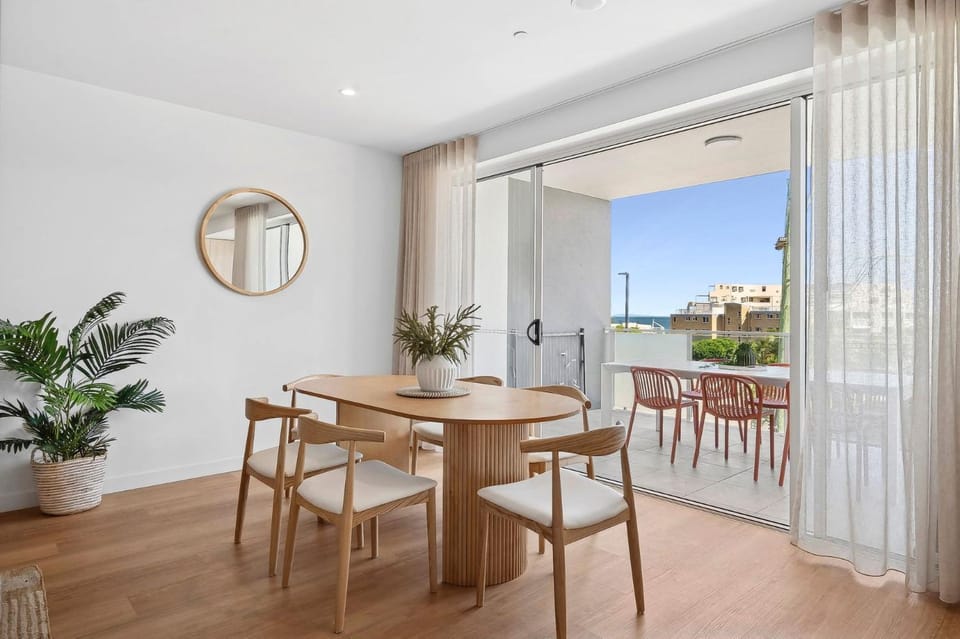 View (from property/room), Balcony/Terrace, Living room, Seating area, Dining area